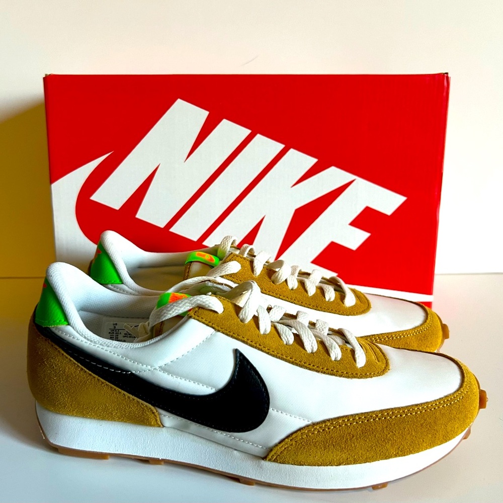 Women’s Nike DBreak Sneakers in White/Wheat size 9